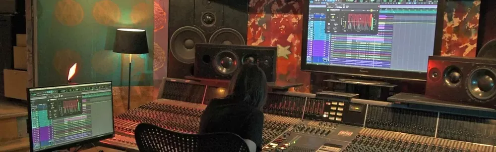 Ingeniera en una consola de estudio con Acon Digital DeBleed:Drums en las pantallas