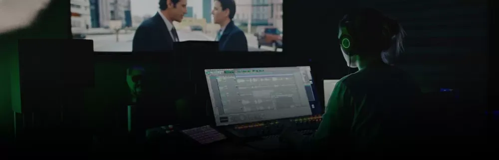 Editora de sonido trabajando el diálogo de una escena con Acon Digital Extract:Dialogue 2
