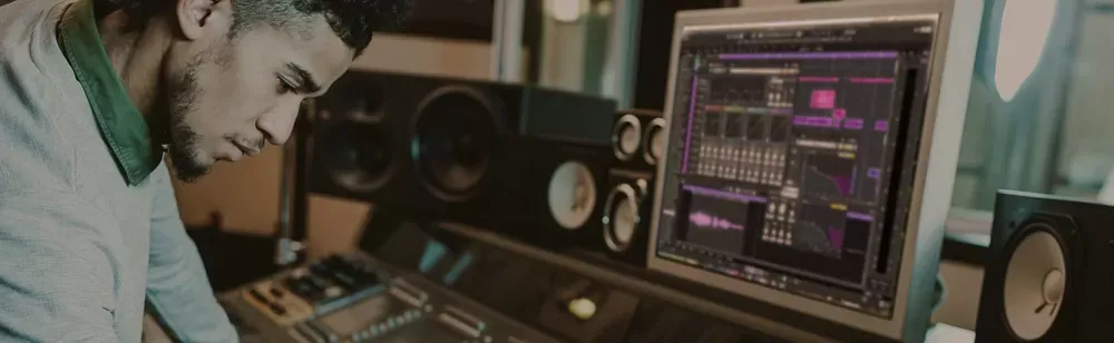 Productor mezclando en su estudio con los plugins de Acon Digital Mix & Mastering Suite en pantalla