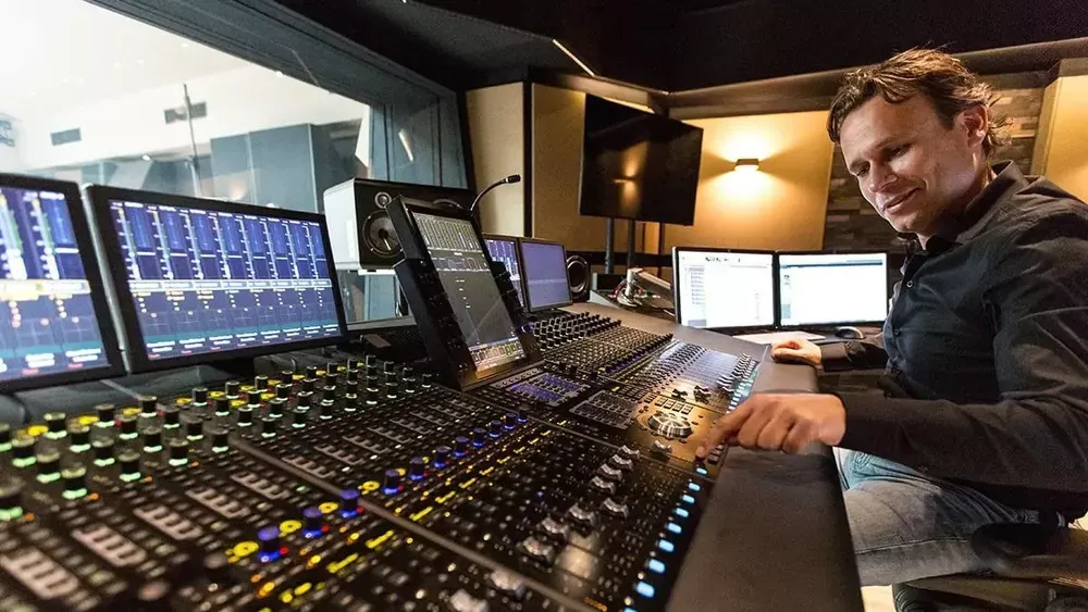 Mezclador en una superficie Avid S6 controlando Acon Digital Verberate Immersive 2 por EUCON