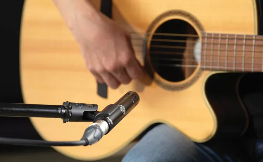 AKG C151 grabando una guitarra acústica de cerca