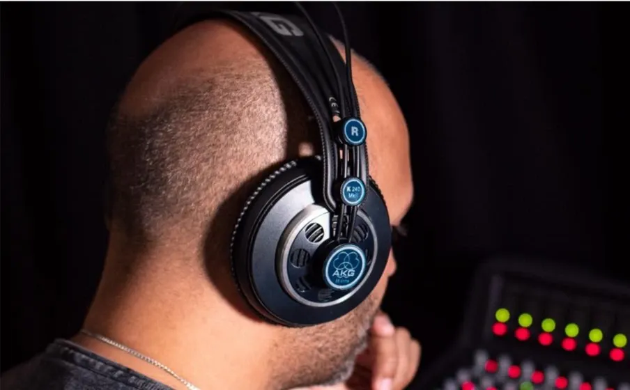 Monitoreo frente a una consola con los audífonos AKG K240 MKII