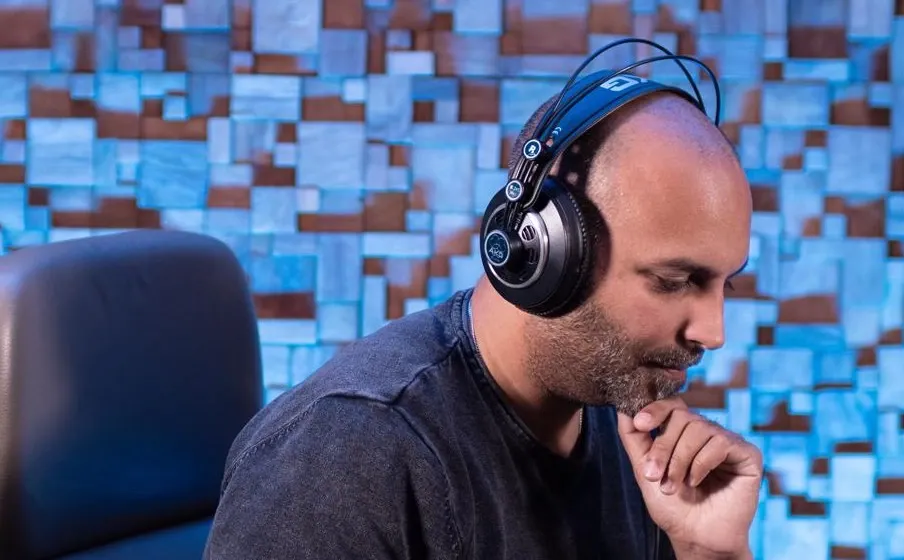 Productor en el estudio con los audífonos AKG K240 MKII puestos