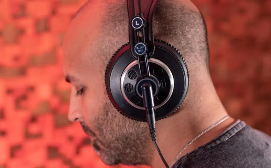 Productor escuchando una mezcla con los AKG K240 MKII