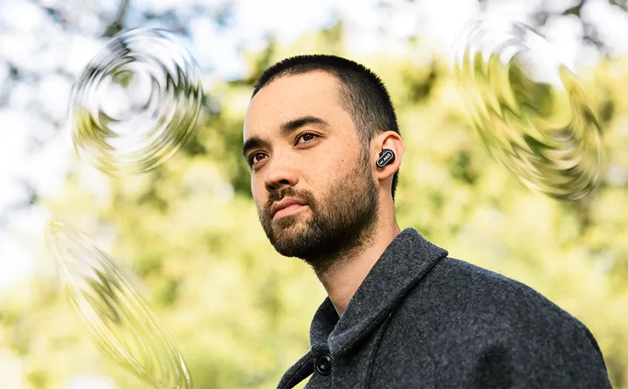 Hombre usando los audífonos AKG N5 Hybrid al aire libre