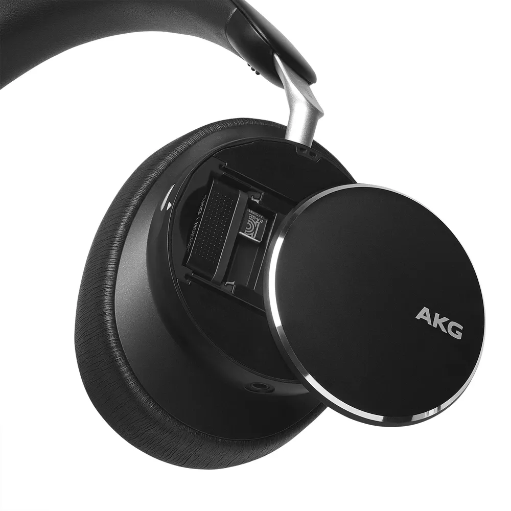 Copa izquierda del AKG N9 Hybrid abierta con el espacio para el dongle