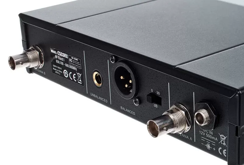 Salidas XLR y jack del receptor AKG SR470