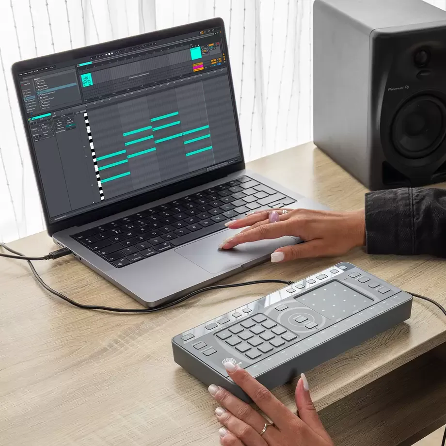CHORDCAT conectado a un computador con Ableton Live junto a un monitor de estudio