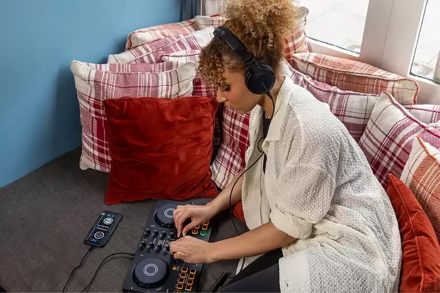 Persona mezclando con el DDJ-FLX2 conectado a un celular