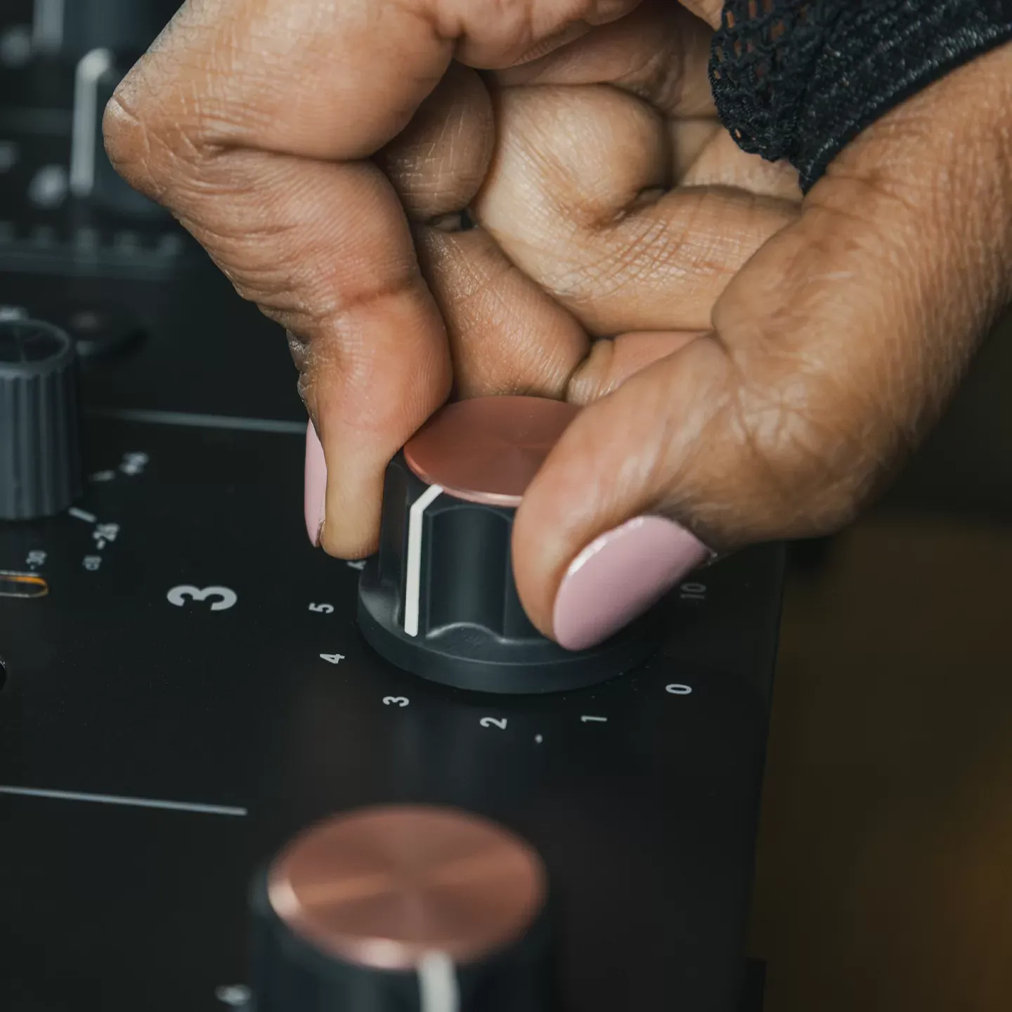 Primer plano de un fader rotativo del Euphonia