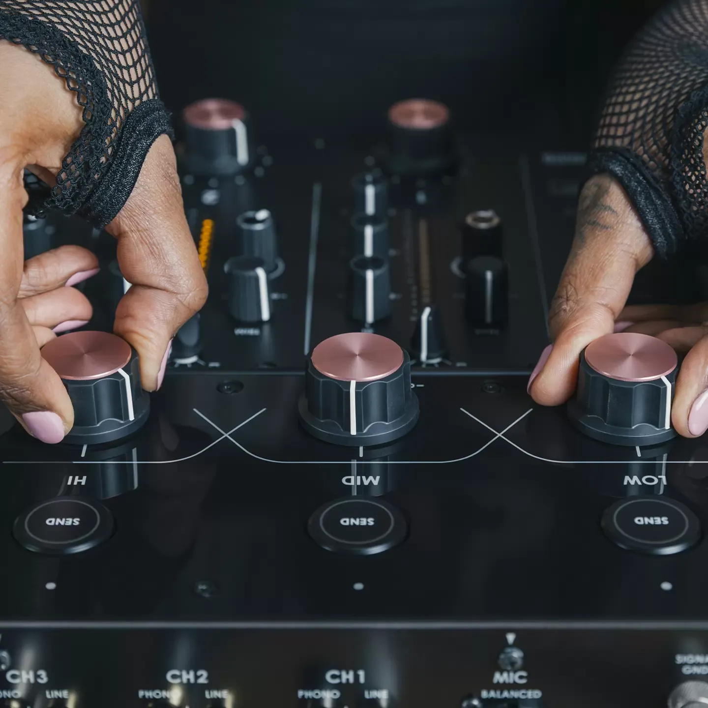 Manos operando el Master Isolator de 3 bandas del Euphonia