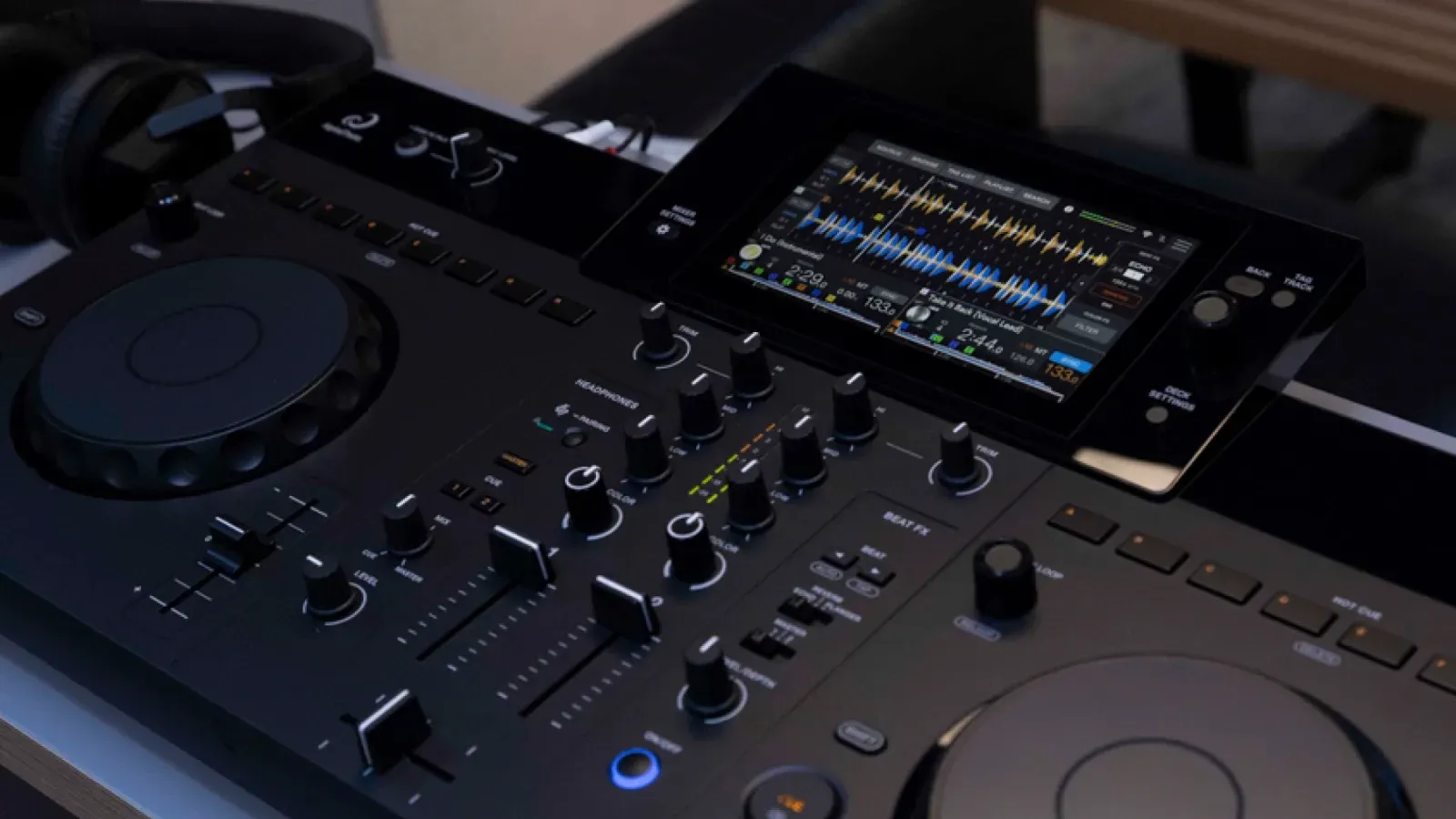 AlphaTheta XDJ-AN en una cabina con la pantalla mostrando formas de onda
