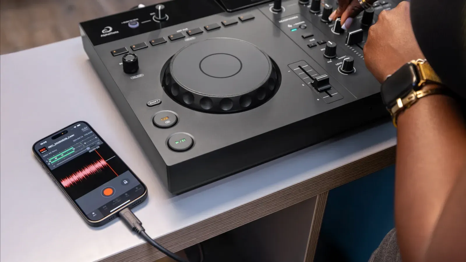 Celular conectado por cable al AlphaTheta XDJ-AN para usarlo con apps DJ