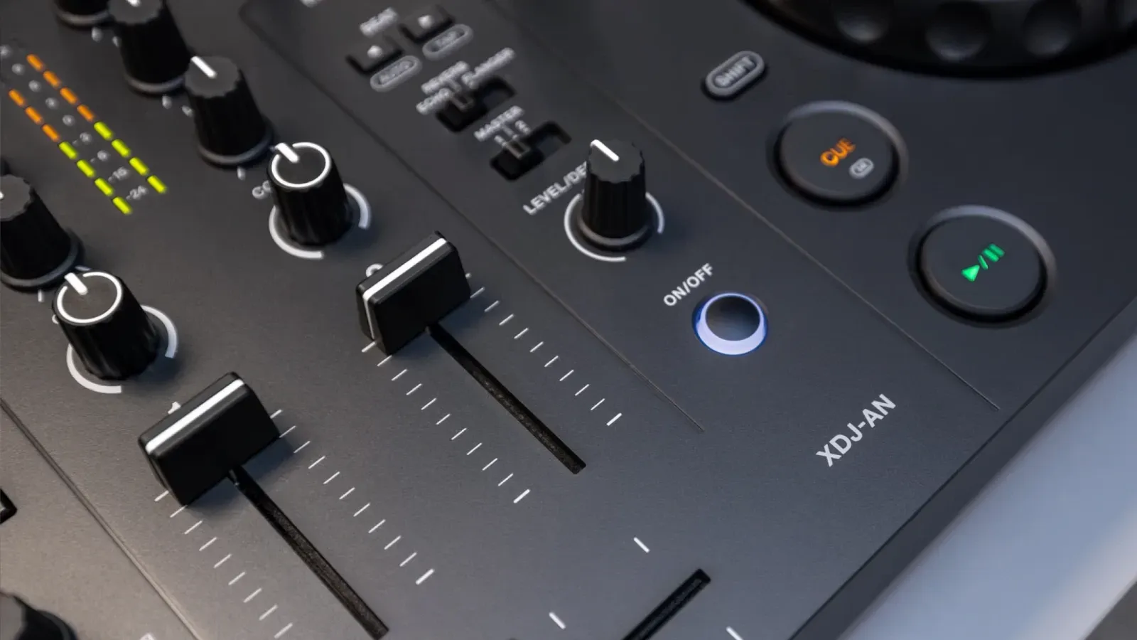 Detalle de los faders, Beat FX y botones del AlphaTheta XDJ-AN