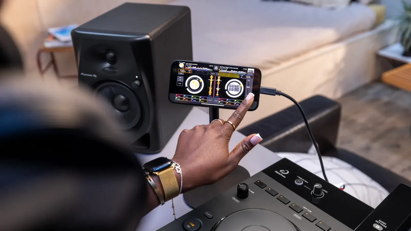 Audífonos inalámbricos junto al AlphaTheta XDJ-AN para monitoreo SonicLink