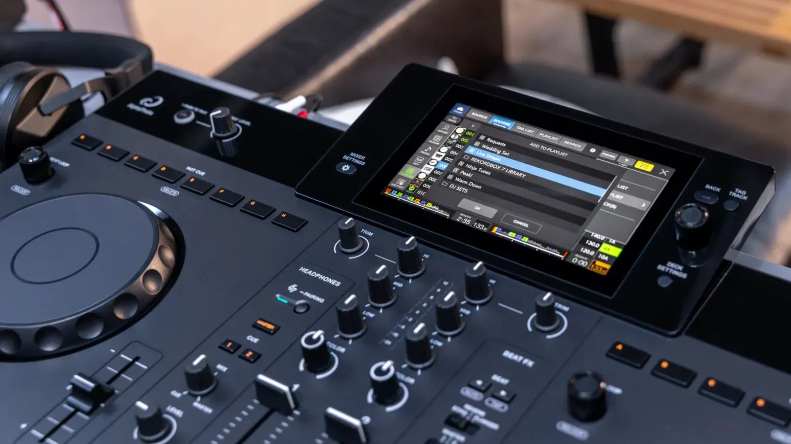 Pantalla tactil de 7 pulgadas del XDJ-AN mostrando rekordbox y streaming