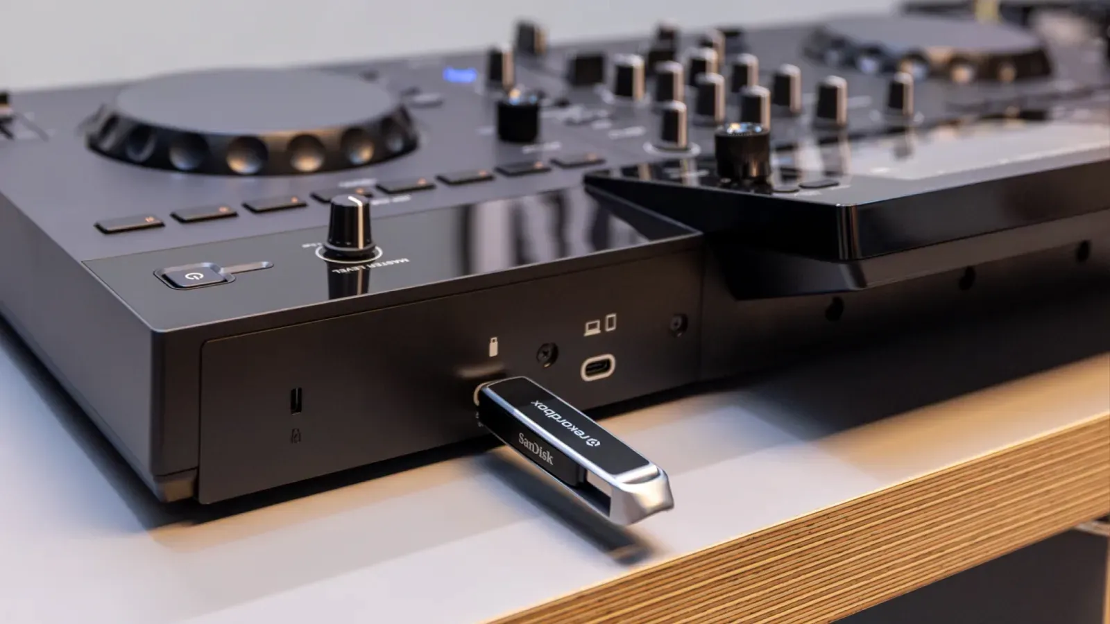 Pendrive conectado al puerto USB-C de almacenamiento del AlphaTheta XDJ-AN