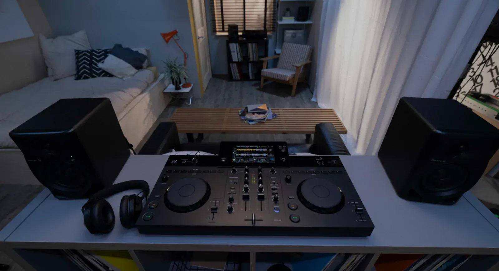 AlphaTheta XDJ-AN instalado en un setup de casa con monitores y audífonos