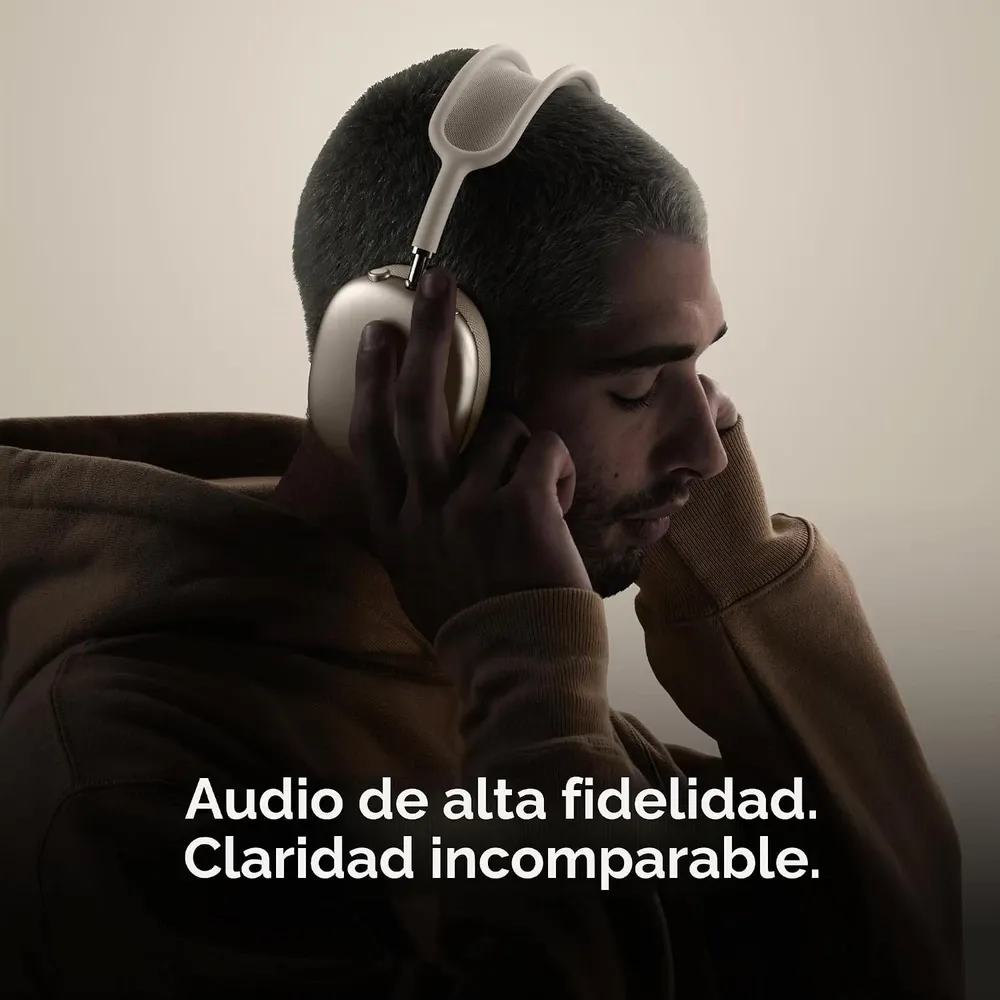 Hombre escuchando música con los AirPods Max 2 puestos