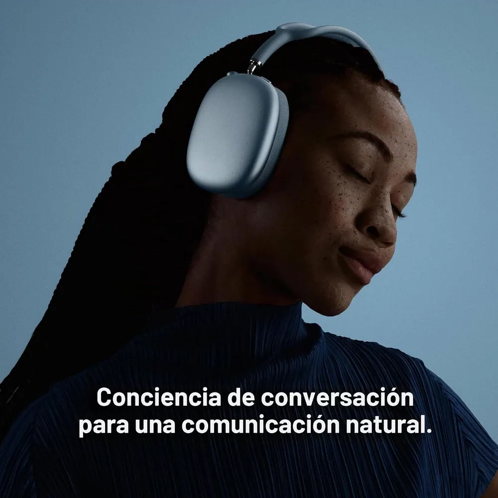 Mujer con los AirPods Max 2 azul, reconocimiento de conversación