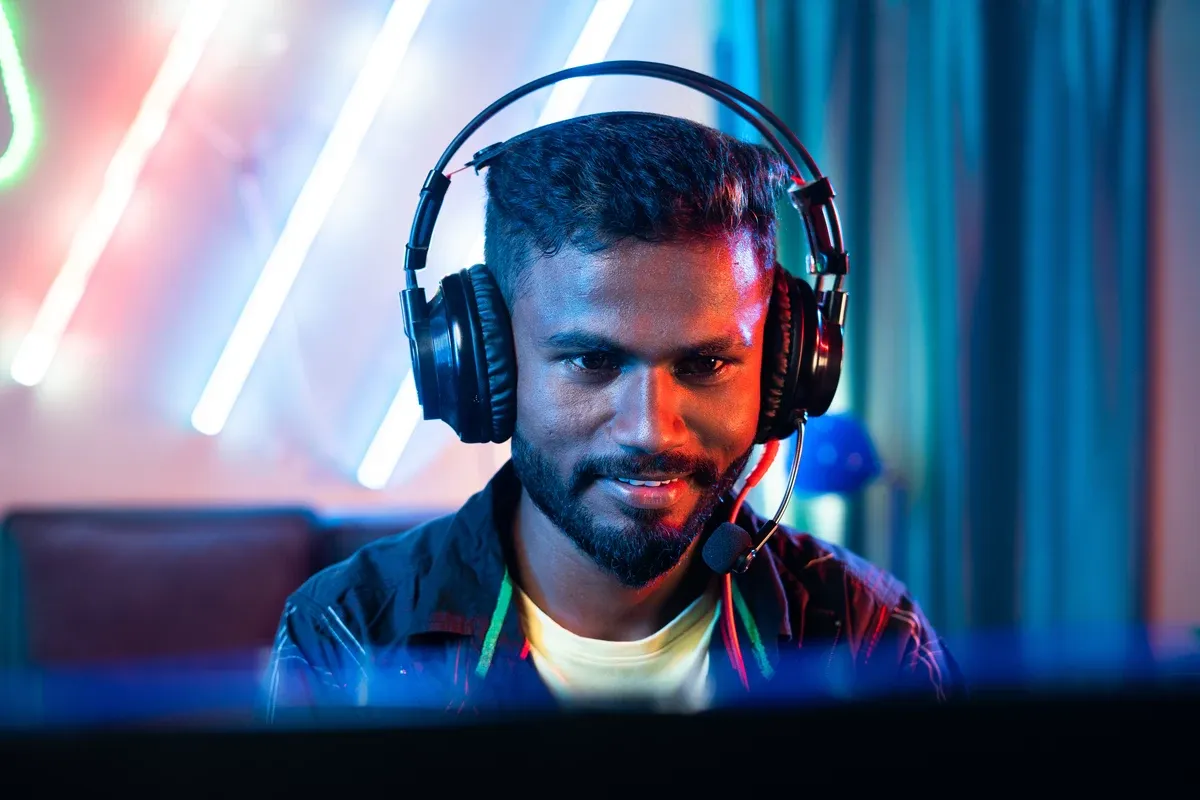 Jugador competitivo hablando por el micr&oacute;fono de sus aud&iacute;fonos gamer