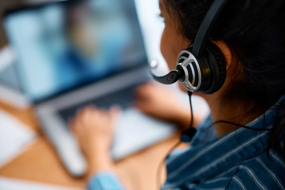 Videollamada de trabajo con aud&iacute;fonos que no tapan el o&iacute;do