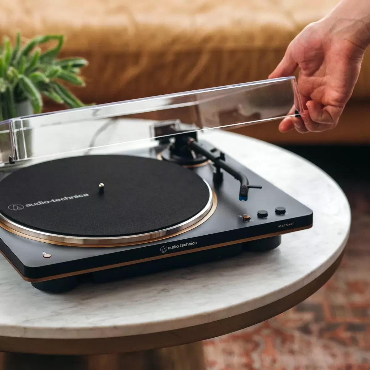 Audio-Technica AT-LP70XBT en negro y bronce sobre una mesa de mármol