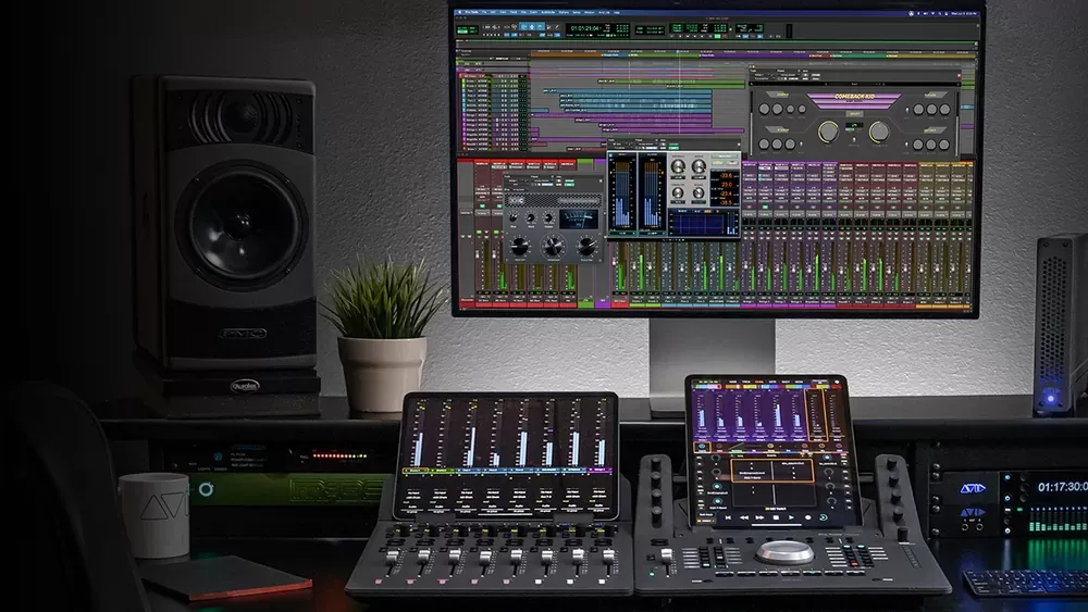 Estudio de grabación con Pro Tools y superficies de control Avid