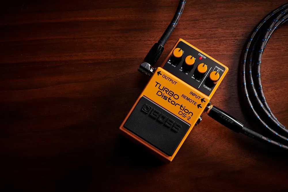 Pedal BOSS DS-2 Turbo Distortion sobre un estuche