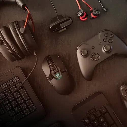 Periféricos de computación vistos desde arriba: teclados, mouse, audífonos y un control