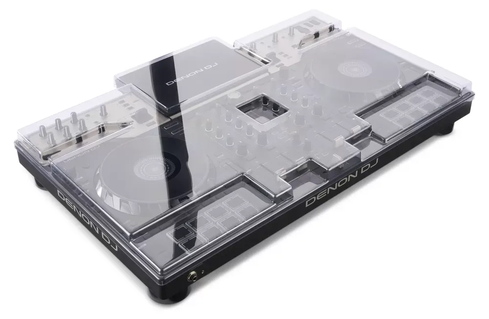 Tapa Decksaver para Denon DJ Prime 4 G2 puesta sobre el equipo, vista en tres cuartos