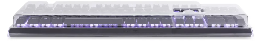 Vista frontal de perfil bajo de la tapa Decksaver sobre el BlackWidow V4
