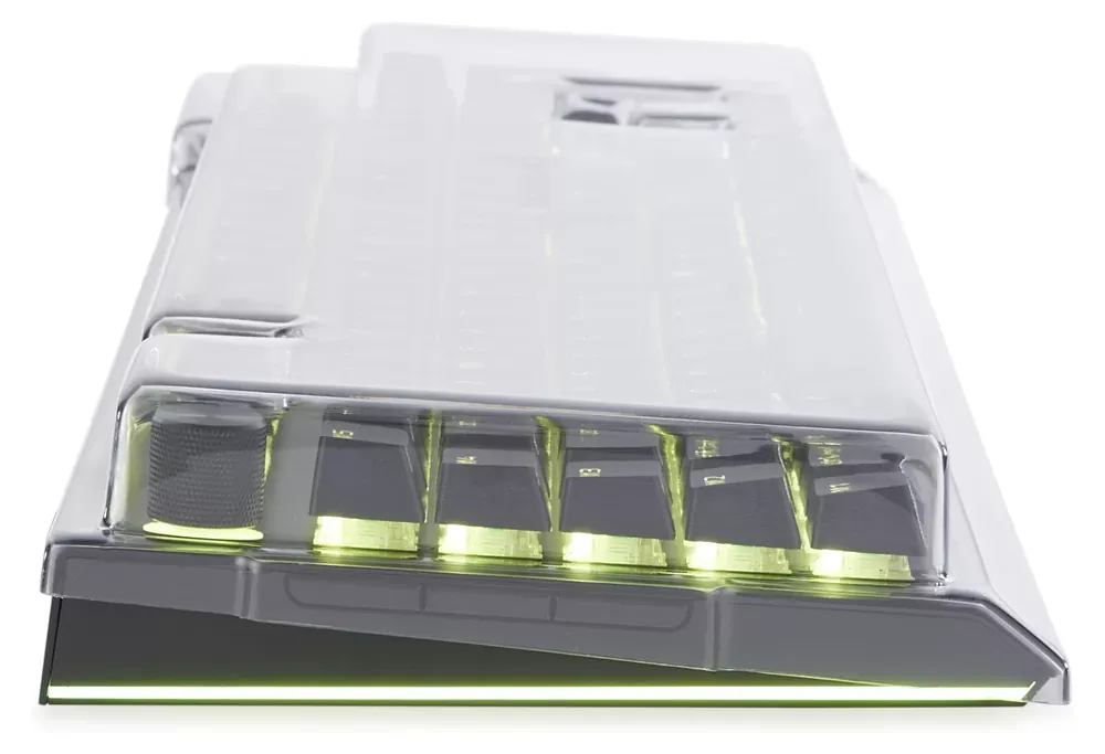 Perfil lateral de la tapa Decksaver sobre el Razer BlackWidow V4