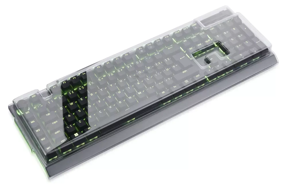 Tapa Decksaver puesta sobre un teclado Razer BlackWidow V4 con iluminación verde