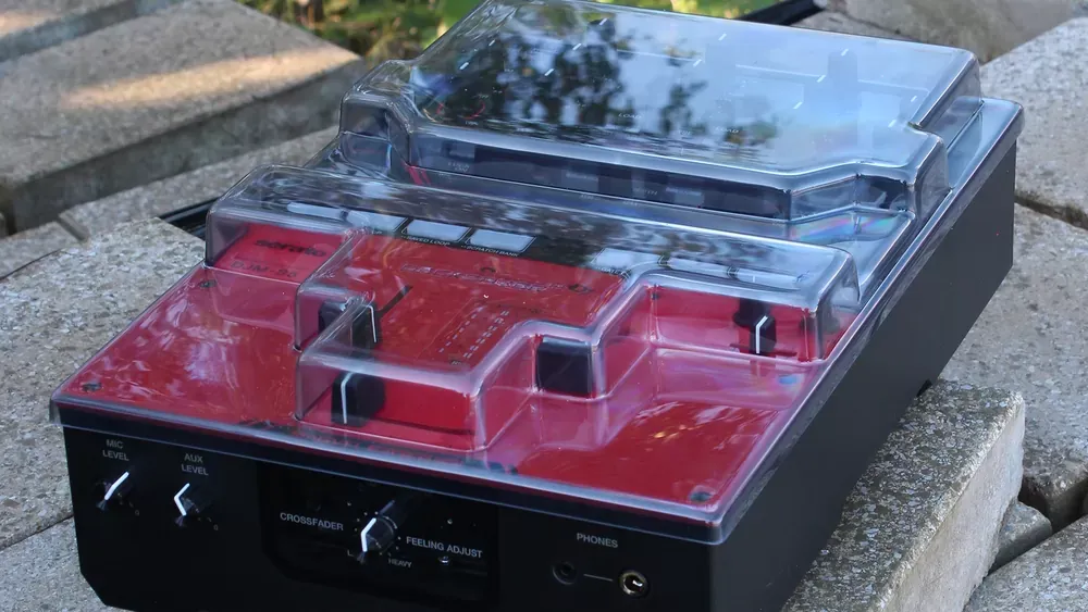 Tapa antipolvo Decksaver sobre un mixer Pioneer DJ DJM-S5