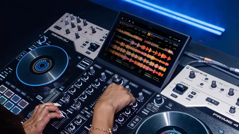 Denon PRIME 4 G2 en cabina durante un set en vivo, con la pantalla mostrando cuatro formas de onda