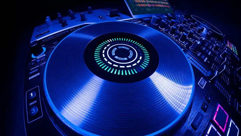 Jog wheel de 8 pulgadas con pantalla y LEDs RGB del Denon DJ PRIME 4 G2