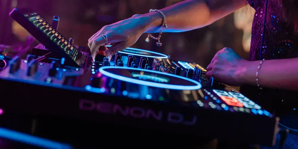 DJ usando el Denon DJ PRIME 4 G2 en vivo