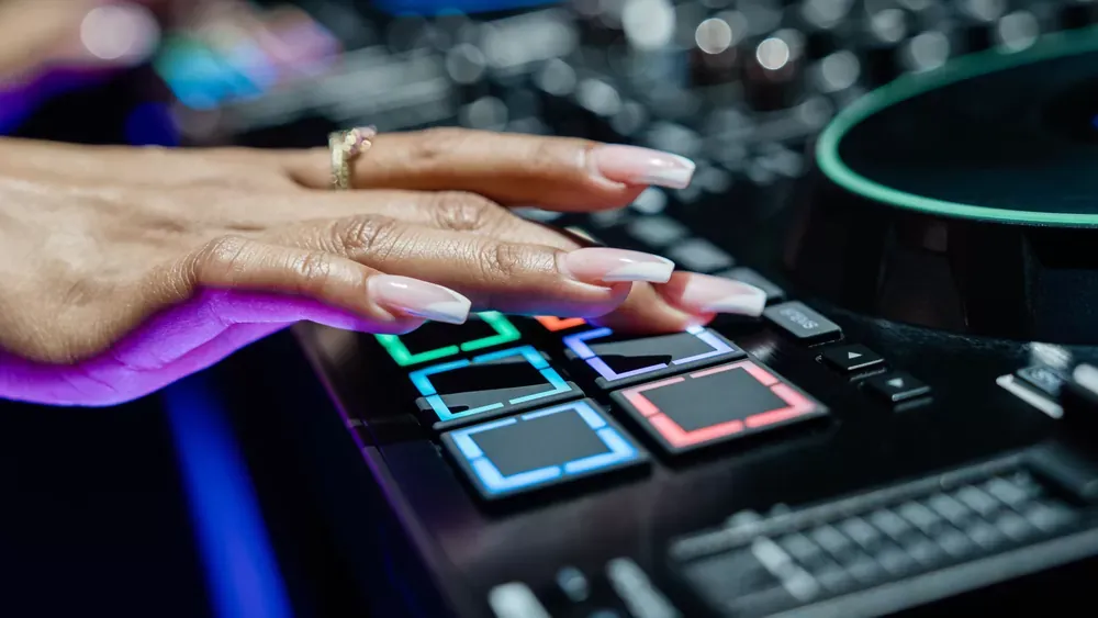 Pads MPCe multizona del Denon DJ PRIME 4 G2 iluminados en colores
