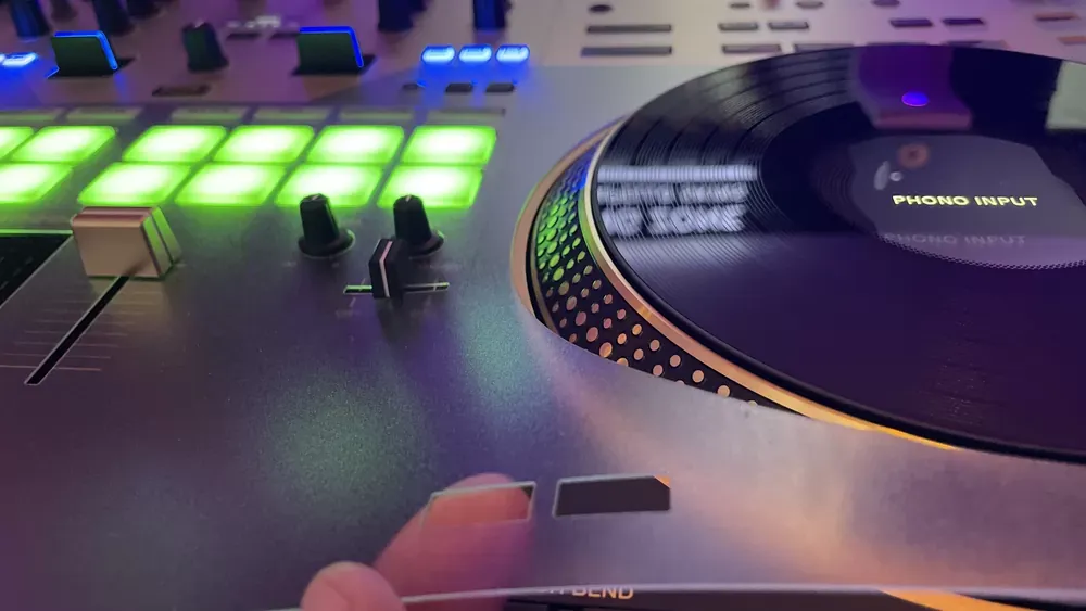 Lámina protectora Capello Skin de Dep sobre un Pioneer DJ DDJ-REV7