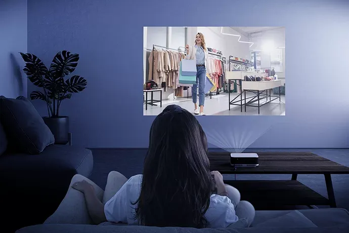 Epson Lifestudio Pop EF-61 proyectando en la pared del living