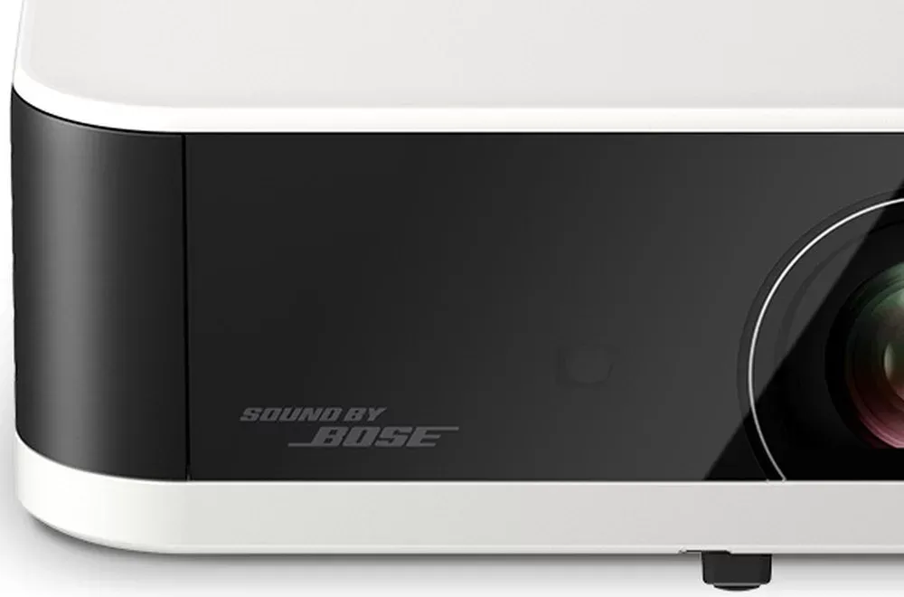 Detalle del frente del EF-61 con el sello Sound by Bose