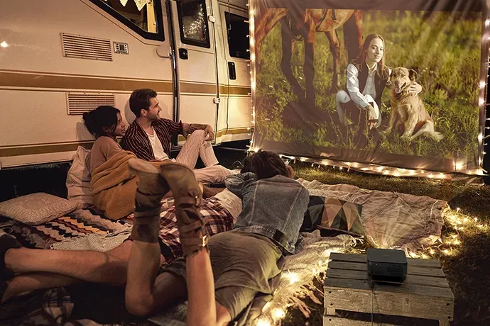 Epson EF-62 proyectando al aire libre de noche