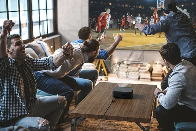 Epson EF-62 proyectando un partido en el living
