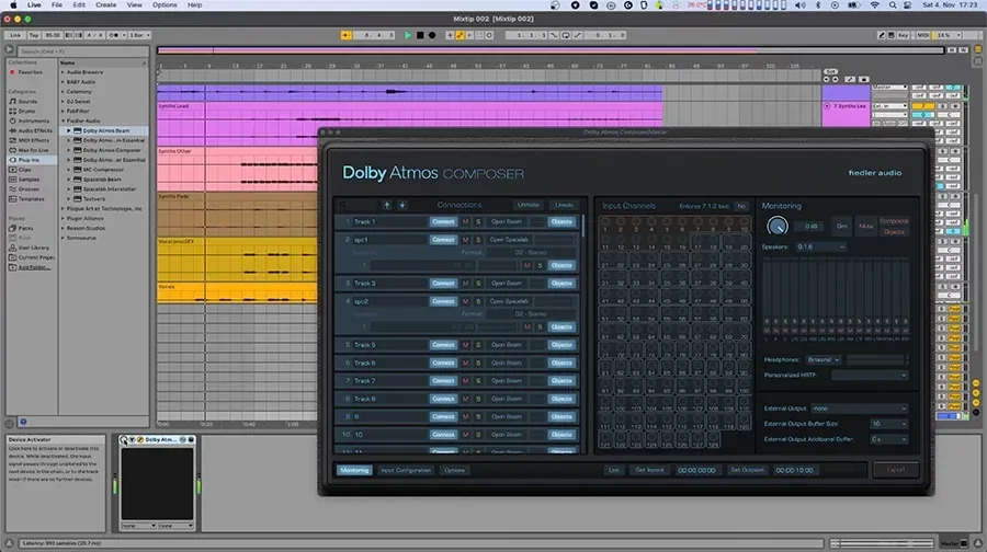 Sesión de Ableton Live con pistas de sintetizadores y voces, el navegador mostrando la carpeta de plugins Fiedler Audio y la ventana del Dolby Atmos Composer abierta sobre el arreglo