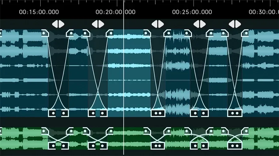 Timeline de Mastering Console con clips Dolby Atmos multicanal en azul y la pista estereo en verde debajo, unidos por curvas de crossfade entre 00:15 y 00:30
