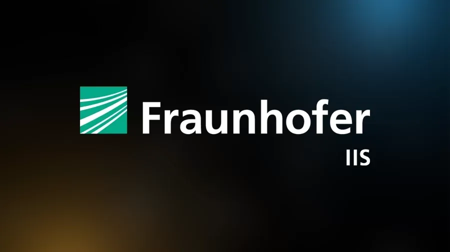 Logotipo de Fraunhofer IIS en blanco con el isotipo verde, sobre un fondo oscuro con destellos azul y ambar