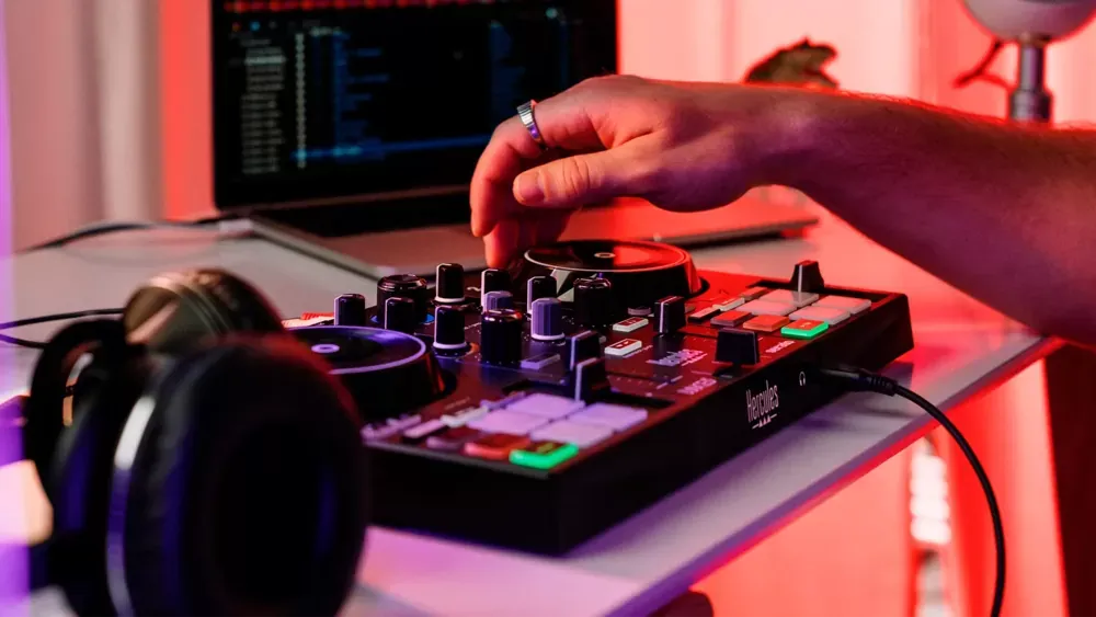 Hercules DJControl Inpulse 200 MK3 en uso
