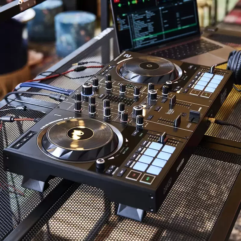 Hercules DJControl Inpulse 500 con laptop en una sesión