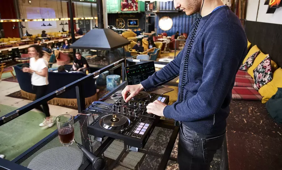 DJ tocando en vivo con el Hercules DJControl Inpulse 500